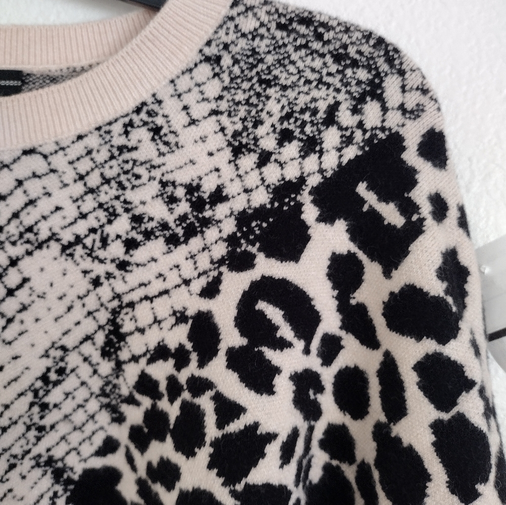 Guess Tamelia Black Cream Animal Print Cropped Sweater Size Large - Picture 9 of 15